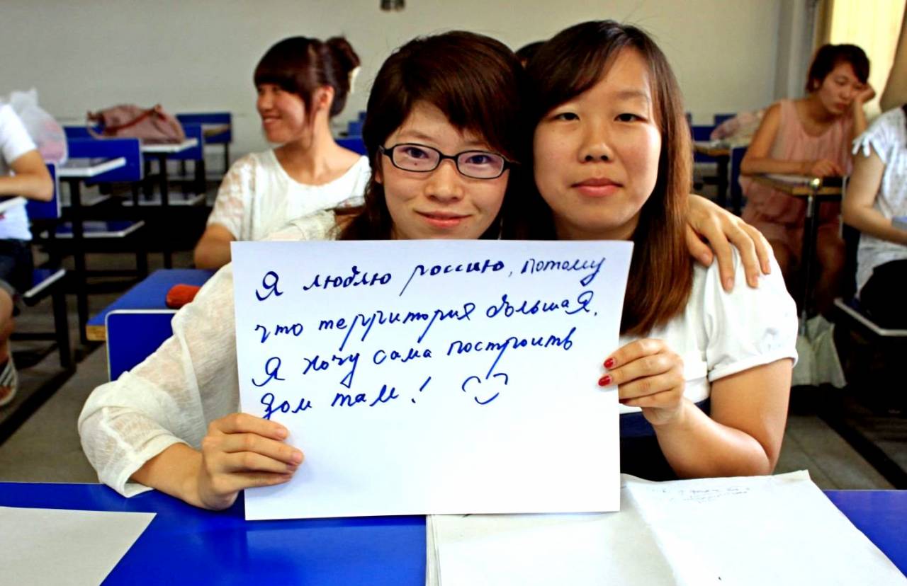 Китаянка в очках из Гуанчжоу сосет хуй соседу американцу в честь знакомства
