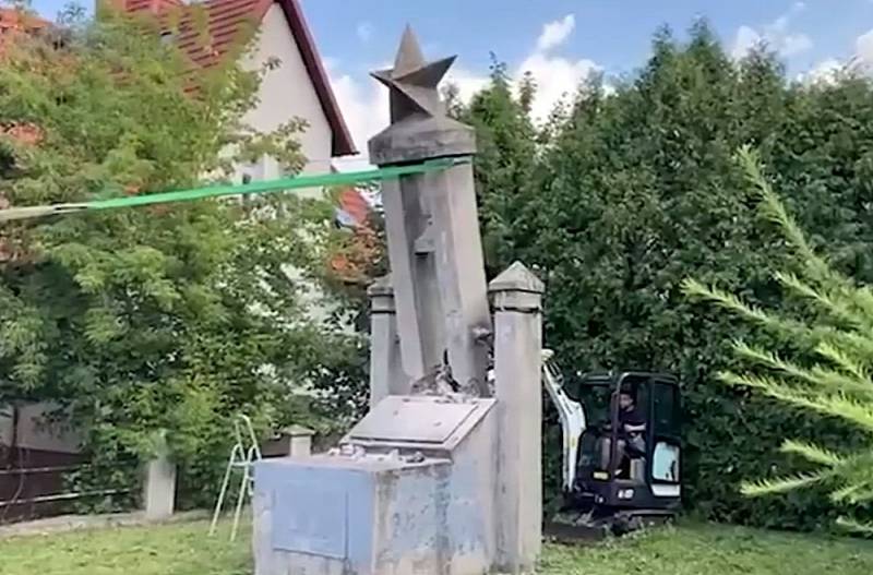 «Не имеет исторической ценности»: в Польше снесли памятник советским солдатам, отдавшим жизни за свободу страны0