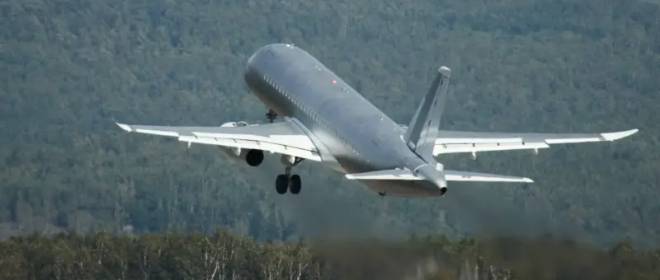 Первый импортозамещенный самолет SJ-100 впервые поднялся в воздух