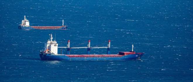 Сухопутное путешествие: суда в Ормузском проливе «выбрасываются» на берег