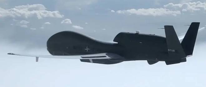 Стратегический дрон НАТО RQ-4D Phoenix подал сигнал бедствия над Черным морем
