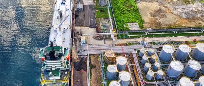 Экспорт нефтепродуктов из РФ рекордно упал, зато цены на бензин стабильны – Bloomberg