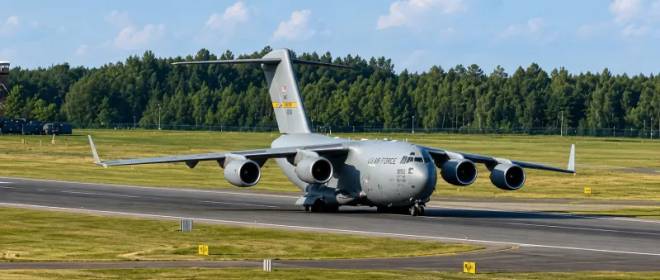 Опубликованы кадры неожиданной посадки самолета ВВС США во Внуково