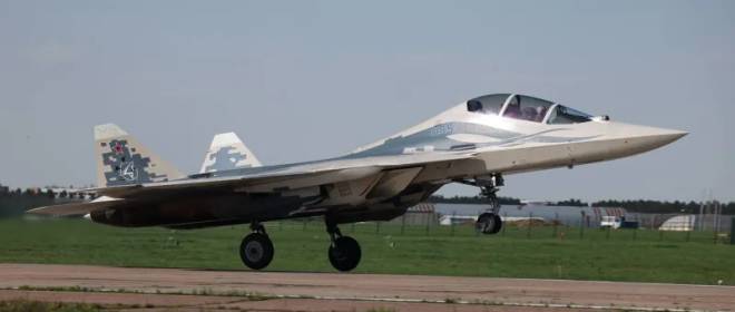 Опубликованы кадры первого полета двухместного истребителя Су-57Д