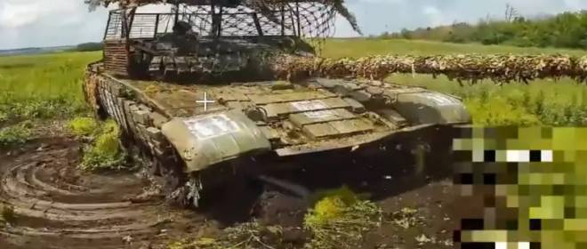 Российские дроны поразили ведущий огонь украинский Т-72, оторвав ему башню