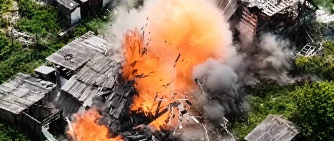 Боевики горели заживо: дрон снял пожар на складе боеприпасов ВСУ в Сумской области
