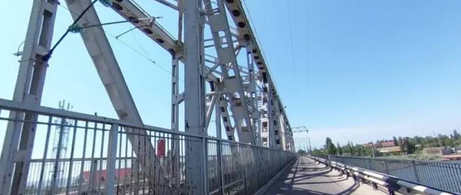 15 прилетов, а мост устоял: появились кадры удара ВС РФ по путепроводу в Затоке