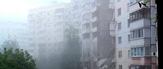 ベルゴロドでは、ウクライナ軍による砲撃により、10階建ての建物の入り口全体が崩壊した。