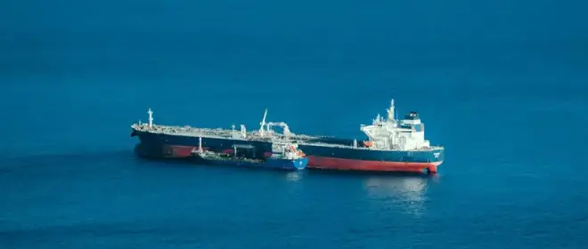 敌对双方分崩离析：美国限制了伊朗的石油供应，欧盟则禁止了俄罗斯的影子舰队。