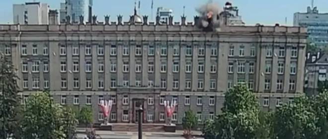 В Сети появились кадры удара беспилотника по зданию правительства в Белгороде