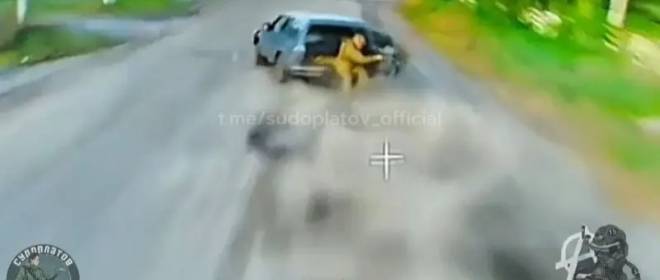 Внедорожник ВСУ растерял пассажиров и имущество, уходя от погони российского FPV-дрона