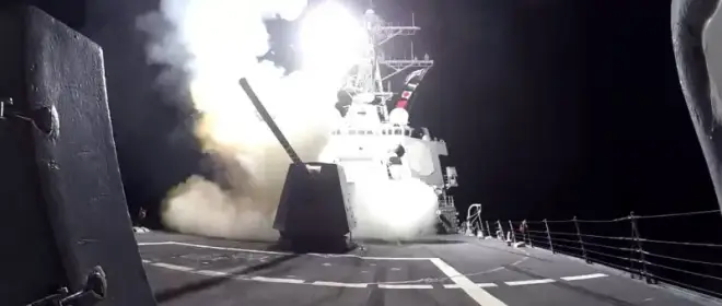 Một vụ cháy trên tàu hộ vệ RIS Shahid Soleimani sau cuộc tấn công của Mỹ đã được ghi hình tại một cảng của Iran.