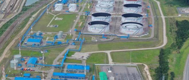 «Получат миллиарды и ударят»: Киев требует вернуть санкции против нефти РФ