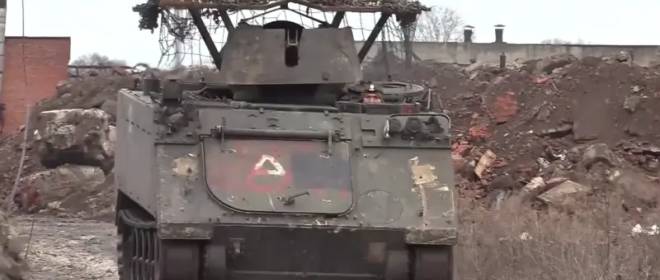 Трофейный БТР M113 пошел на штурм позиций ВСУ с флагами РФ и США