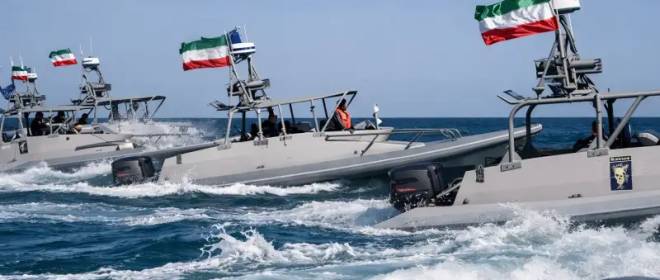 Иран направил десятки катеров КСИР в Ормузский пролив