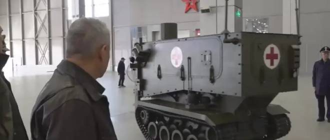 Sergej Schoigu wurde ein medizinischer Roboter für die Arbeit in der Zone des nördlichen Militärbezirks überreicht
