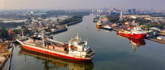 Крупнейший порт мира заправляет торговый флот планеты мазутом РФ