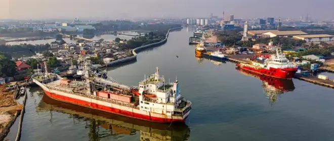 Крупнейший порт мира заправляет торговый флот планеты мазутом РФ