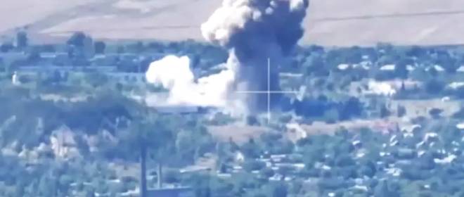 Авиабомба ФАБ-3000 красиво упала на ПВД боевиков в Мирнограде