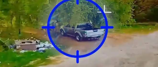 Ударил точно в бензобак: пикап ВСУ не сумел спрятаться от FPV-дрона ВС РФ