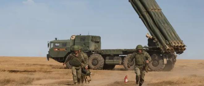 Российский дрон снял ликвидацию взвода ВСУ ударом РСЗО «Торнадо-С» в Константиновке