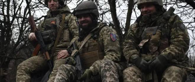 Комбат ВСУ: командование заставляет нас сидеть в окружении