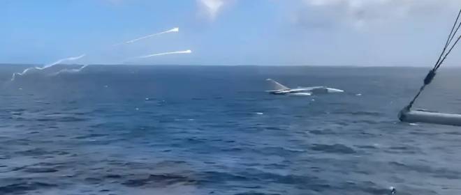 Российский Су-24МР проводил американский штабной корабль в Балтийском море, запустив «салют»