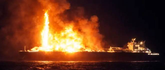 Выгорит дотла: в Средиземном море пылает СПГ-танкер РФ, атакованный «неизвестными»