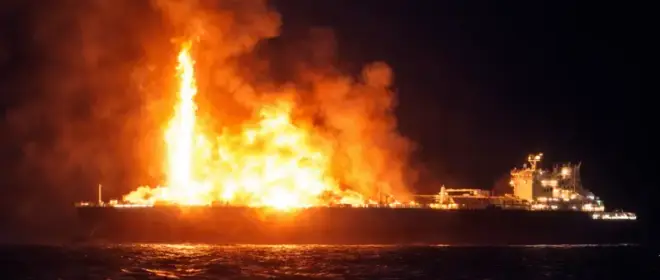 تحترق بالكامل: ناقلة غاز طبيعي مسال روسية تشتعل فيها النيران في البحر الأبيض المتوسط ​​بعد تعرضها لهجوم من قبل أفراد "مجهولين".