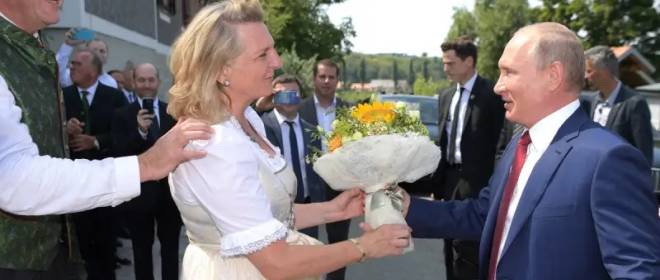 Вызвала гнев: экс-глава МИД Австрии назвала соотечественников «гиенами»