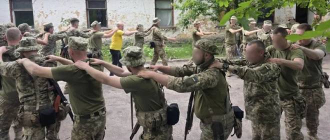 «Крошки со стола хозяина»: боевики ВСУ недовольны реформой армии – FT