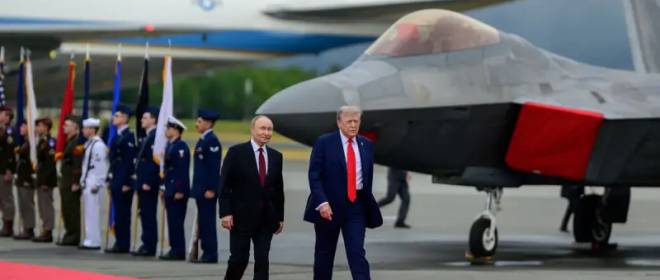 Расшифровка по губам: что сказали Трамп и Путин друг другу на аэродроме, когда их никто не мог слышать