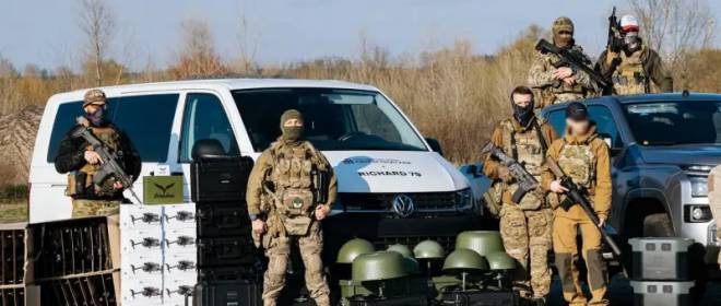 Машина влетела в дом: украинский солдат снял последствия прилета ФАБ по позициям ВСУ