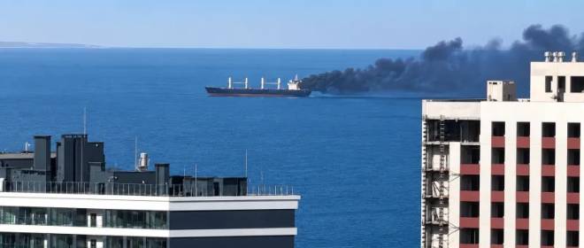 Ещё один удар по морским перевозкам: сухогруз горит у берегов Одессы