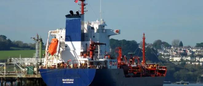 Проблема для Москвы: десятки «теневых» танкеров перешли под флаг РФ – Bloomberg