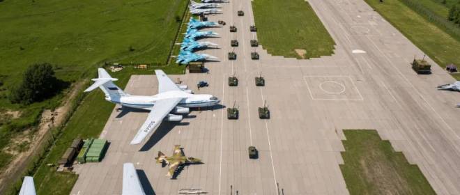 Россия масштабно укрывает авиацию: спутники показали стройки на авиабазах ВКС и ВМФ