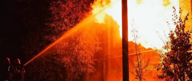 Яркое зарево на километры: ВС РФ атаковали завод химического машиностроения в Фастове