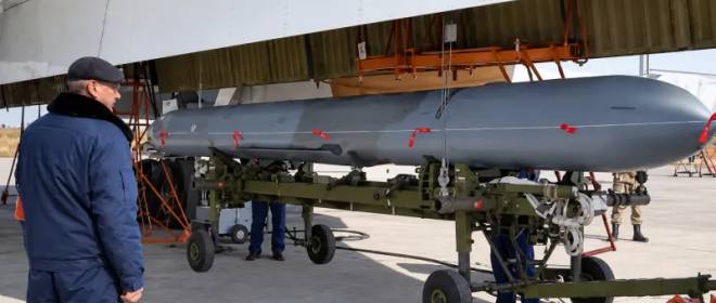 Западные спутники фиксируют погрузку ракет на самолёты Ту-160М на авиабазе в Энгельсе