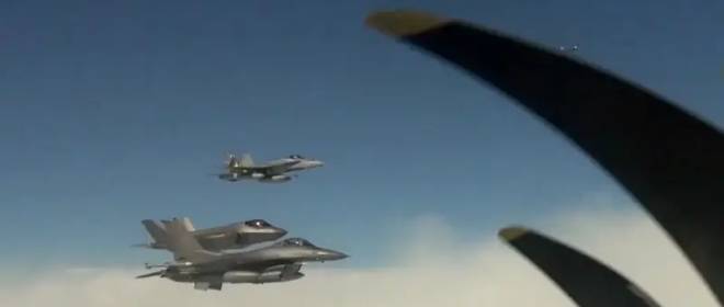 Российские и китайские самолеты сопровождала целая эскадрилья ВВС США
