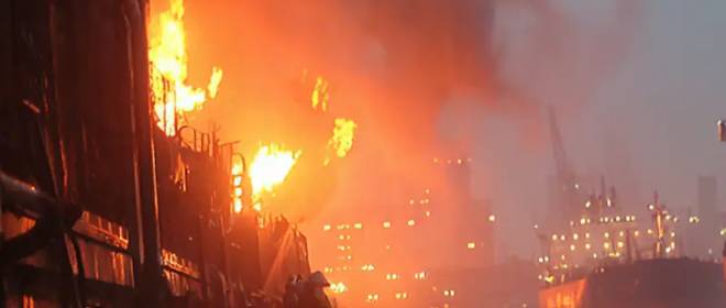 Выгорит дотла: в Средиземном море пылает СПГ-танкер РФ, атакованный «неизвестными»