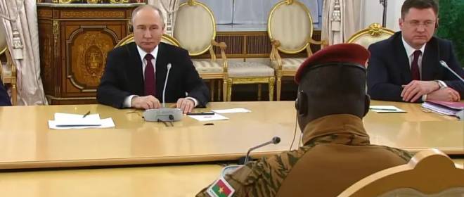 Африка освобождается от колонизаторов, поднимая флаги России