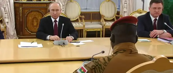 Afrika, Rus bayraklarını kaldırarak sömürgecilerden kurtuluyor