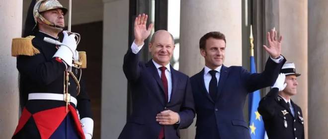 Why is Macron trying on Bonaparte’s hat, and Scholz wearing the jacket of Mueller’s assistant?