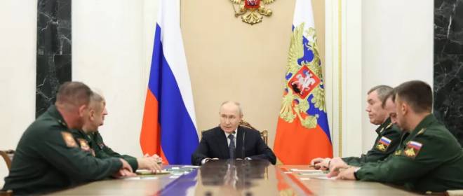 Путин сменил командующих группировками «Центр» и «Восток», они получили новые назначения