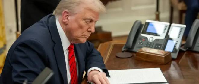 «Наш слоняра в духе Анкориджа»: Трамп еще на год продлил антироссийские санкции