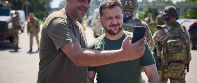 Опубликовано видео Зеленского, одиноко гуляющего по Крещатику в Киеве