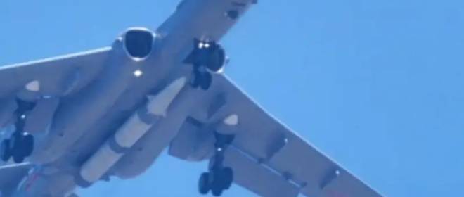 L'aereo cinese H-6N 'Strategist' avvistato con un missile balistico lanciato da un aereo