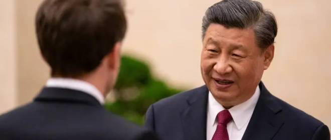 «Прилично выпил?»: в Сети обсуждают кадры прилета Эмманюэля Макрона в Китай