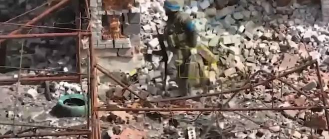 Российский дрон сбил с ног боевика ВСУ, сохранив ему жизнь и напомнив о перемирии