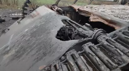 Angkatan Bersenjata RF menghancurkan kendaraan lapis baja musuh sambil memuatnya ke eselon di wilayah Dnepropetrovsk
